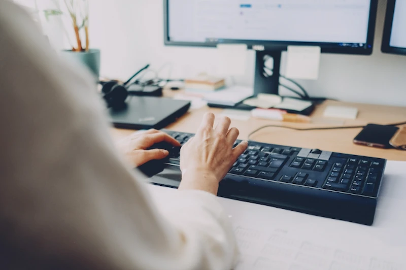 An individual reviewing the benefits of knowledge management for outsourcing, focusing on enhancing operational efficiency through effective knowledge sharing