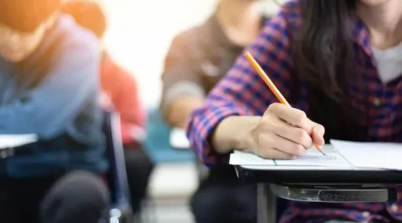 4 Career Advantages of Choosing the Right College