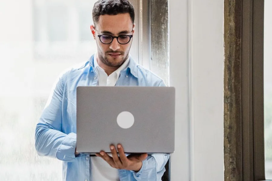 office worker using windows laptop to sync copied text and increase productivity